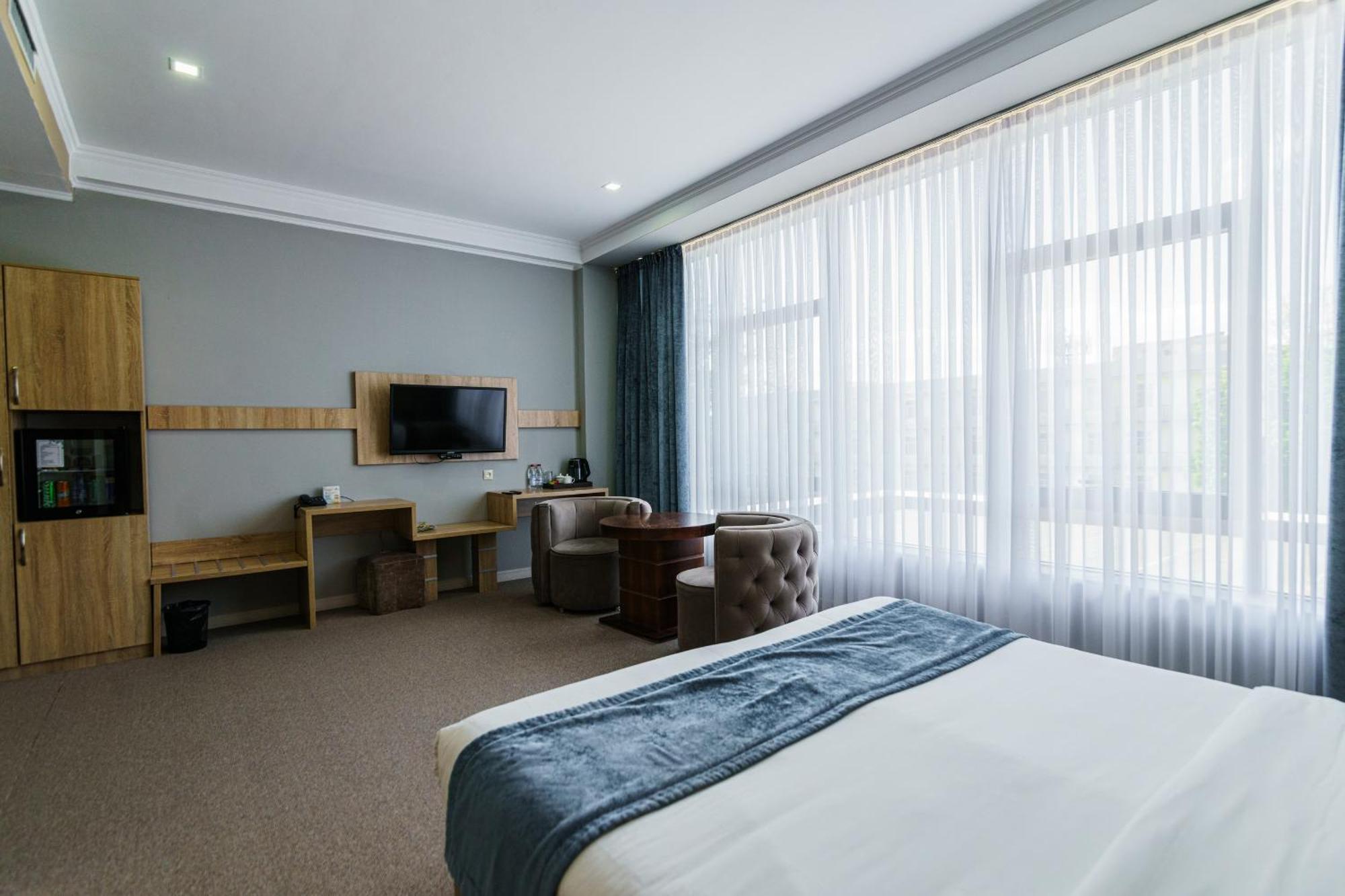 Park Hotel Al Bustan Tsjimkent Eksteriør bilde